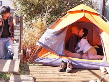 家に入るのは悪いと言う義兄とテントでSEXする未亡人巨乳人妻近親相姦牧村彩香のアダルトエロ動画