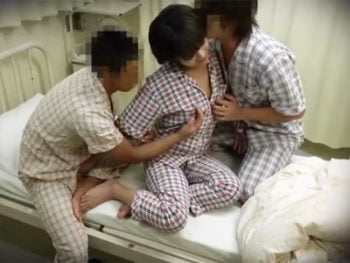 病弱な母がまさか他の入院患者の中出し肉便器になっていただなんて‥巨乳熟女中出し3P盗撮のアダルト動画