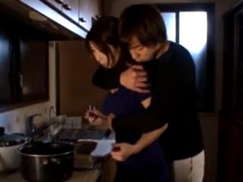 義弟に求められて全力で答えてしまうNTR不倫巨乳人妻近親相姦のアダルト動画