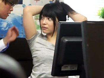 可愛い部下の脇に発情して欲求を抑えられなくなった変態上司がレイプして脇射ｗ巨乳美少女OLイラマチオレイプのエロ動画