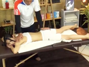 マッサージ中に中出しレイプされるスレンダー美女巨乳素人お姉さん中出しレイプ盗撮マッサージの...