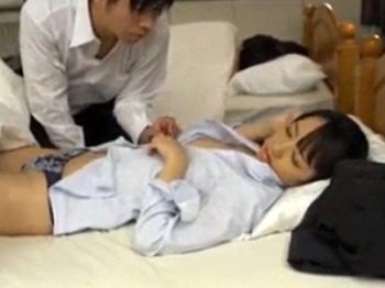 出張先のホテルで部下OLと相部屋！先輩OLも参戦して3P会議へ発展巨乳お姉さんOL3P美咲かんな浜崎真緒のエロ動画