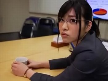 上司の事が大好きな新人OLとみんな帰ったオフィスで車内LOVE巨乳OLコスプレめがねのアダルト動画