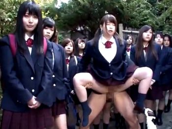 修学旅行中もチンポが溶け込んだ世界では当たり前に青姦ファック！女子校生女教師コスプレレイプ乱交露出のアダルト動画