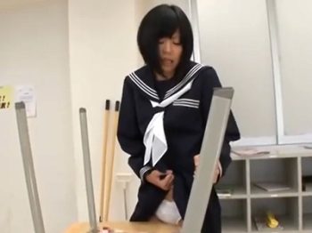 机オナしていた貧乳JKが…同級生にバレて教室パコ！女子校生中出しのアダルト動画