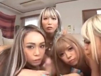 痴女ギャルが1本のチンポを奪い合う！巨乳ギャル痴女中出し乱交のエロ動画