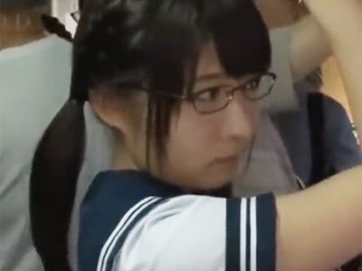 バス車内で美女JK痴漢レイプ！嫌がりながらも膣奥は大洪水女子校生美少女痴漢の無料エロ動画