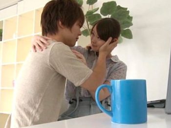 彼氏が仕事中の彼女にイタズラ開始するイチャつきH巨乳素人美少女の無料ポルノ動画