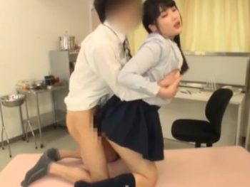 保健室で中出しセックス楽しんじゃうド淫乱女子校生素人女子校生美少女中出しのエロ動画