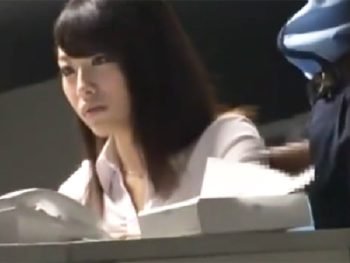 オフィスの警備員が深夜残業しているOL達にチンコ見せびらかす→ムラムラしてたのかあっさり乱交開始ｗ顔射OL痴女のエロ動画