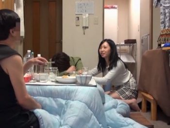 AV監督の自宅で人妻を寝取る！寝取られ願望の強い編集マンの妻が盗撮2連発ｗ巨乳素人人妻盗撮のアダルト動画