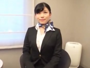 童貞を相手に最初は戸惑っていたが徐々にスケベ本性を剝き出しにするCA童貞パンスト中出しの無料エロ動画