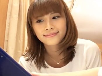 お客さんのイケメンチンポに発情した変態美女→店内でガチハメ開始お姉さんぶっかけのアダルト動画