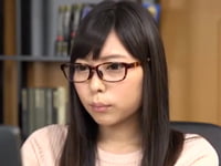 地味系メガネOLが激ピスで何度もイキまくる顔射ハメ巨乳素人お姉さん痴女OL顔射のアダルト動画