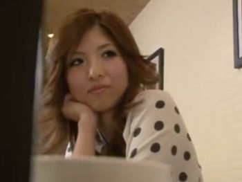 巨乳ギャルが喫茶店のトイレで草食系男子のザーメンを搾り取り巨乳ギャル痴女フェラのエロ動画