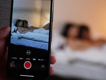 学生時代にオレをイジメていた女がセレブ妻!?復讐を決めたオレは遂に不倫現場を見つけて…人妻レイプ潮吹きひなたまりんのアダルト動画