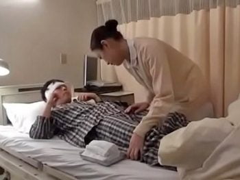 お堅い看護師が患者の清拭で発情しお願いしてないのに凄テクSEXお姉さん痴女看護婦のエロ動画