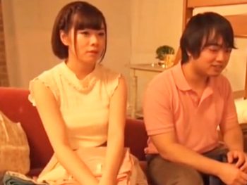 2段ベットの上で彼氏が寝ているにも関わらず男友達と性交を楽しむビッチな彼女ｗ素人美少女中出しのアダルト動画