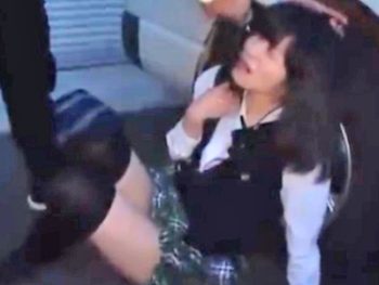 電車で激カワJK発見→車外に連れ出して顔射レイプ！素人女子校生美少女顔射レイプ痴漢のアダルト動画