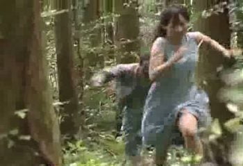飢えた野獣男が山奥に美女を拉致して逃げるところを追いかけ中出しレイプ！お姉さん中出しレイプの無料エロ動画
