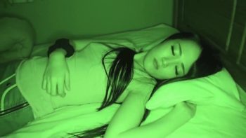 嫌がる極上人妻を夜這いし押さえつけて中出し巨乳人妻中出しの無料アダルト動画