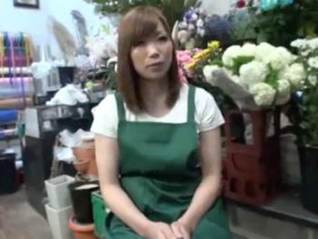 港区の花屋の店員がバイト中に突撃取材し店内パコ素人顔射ナンパのAV無料動画