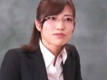 生徒の悪戯で利尿剤を飲まされたメガネの美人教師が失禁快楽に溺れて肉便器化女教師めがね顔射イラマチオレイプのアダルト動画