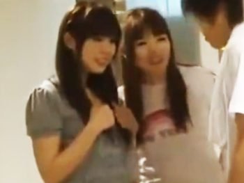 ビッチお姉さん達に無理やりパンツを脱がされて童貞喪失ｗお姉さん童貞3Pのエロ動画