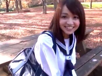 笑顔がキュートな制服JKが大人チンポで本気イキ素人女子校生美少女顔射ハメ撮りのエロ動画
