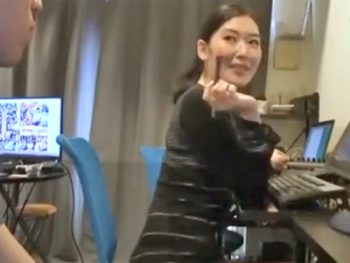 AVの制作現場で働くスレンダー美女にたっぷり中出しｗ素人お姉さん中出しハメ撮りのアダルト動画