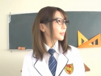 いつもは大人しそうな眼鏡美少女が7変化で主観SEX女子校生美少女コスプレめがねのAV動画