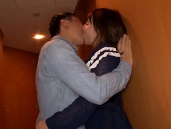 部屋に入るなりおっぱじめ！一度火がついたSEXは全てを出し切るまで止まらない巨乳お姉さん痴女のアダルト動画