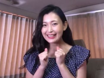 アラフォーなのに今だ若々しい美女が初対面のオッサンチンポを優しく手コキ抜き素人お姉さん手コキのアダルト動画