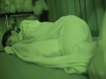 童顔な妹を夜這いし暗視カメラでハメ撮りパコ美少女パイパンのアダルト動画