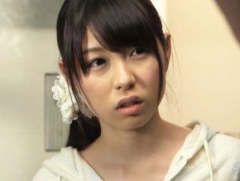 泥酔した同僚を家に送り届けたらノーブラパジャマ姿の可愛い奥さんが出てきたので‥巨乳人妻顔射のアダルト動画