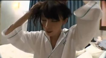 スレンダーなセレブ妻と一緒にお風呂に入ってヌイてもらう巨乳の無料アダルト動画