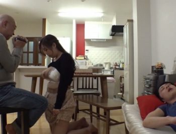 旦那チンポでは物足りない爆乳妻が…旦那の隣で寝取られてｗ巨乳人妻パイズリ塚田詩織のアダルト...