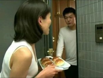 夫とレスになって欲求不満な人妻→隣の若い男に食事をお裾分けしながら下はお裾分けされる淫乱性活ｗ痴女人妻熟女のAV動画