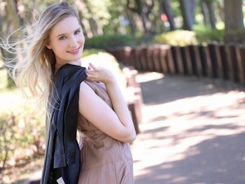 たまらん白人奥様！透き通った肌！それでいて日本人よりも丁寧なSEXをしてくれるブロンド美女巨乳痴女人妻リリー・ハートのアダルト動画