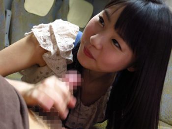 明らかに処女なつぼみちゃんの凄テクに耐えきれず素人チンポ暴発！美少女処女フェラ手コキつぼみのエロ動画