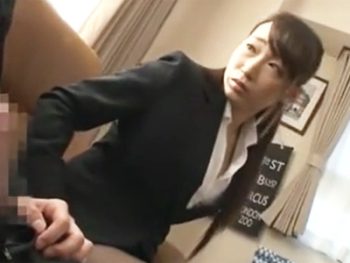 息子の友達に懇願され仕方なくSEXした人妻が本気になり騎乗位でザーメン搾取ｗ巨乳人妻中出しのエロ動画