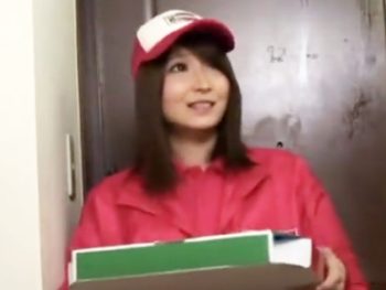 ピザ配達にやって来たアイドル顔娘を玄関先で襲ってパコ！素人美少女痴女のエロ動画