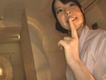 ショトカの清楚美少女がトイレの中で勃起チンポをフェラチオ奉仕美少女フェラ佐倉まなのエロAV動画