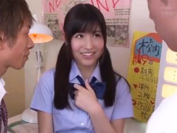 クラスで一番人気の美少女JKと3Pプレイ→綺麗な肌にザーメン塗装女子校生美少女ぶっかけ3Pのエロ動画