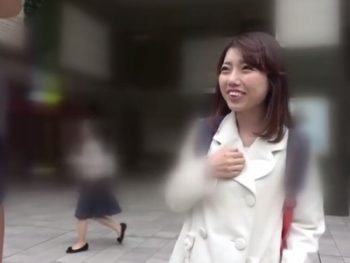 平和のためにハグ！なぜかだんだんと脱がされる素人さんが違和感を感じながらヤラれパコ素人美少女ナンパのアダルト動画