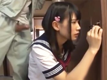 一人で家にいた無毛JKに媚薬飲ませてイラマ→中出しレイプする鬼畜業者女子校生美少女中出しイラマチオレイプのエロ動画