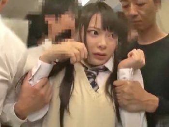 集団痴漢の被害にあったJKが車外に連れだれて公衆便所FUCK巨乳女子校生美少女乱交痴漢のエロ動画