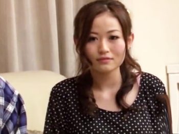 愛する旦那のすぐ横で他人チンポと不倫SEXしちゃう巨乳妻巨乳痴女人妻中出しのアダルト動画