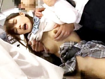 満員電車で媚薬を強引におまんこに塗り込まれたJKが発情しすぎて理性を失いヤラれ放題ｗ女子校生美少女中出しイラマチオレイプ痴漢のアダルト動画