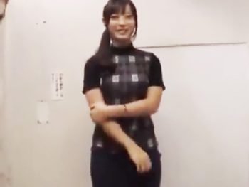 ナンパされてマンションの廊下で服を着たまま即ハメしちゃう淫乱美女ｗ素人美少女ナンパのエロ動画